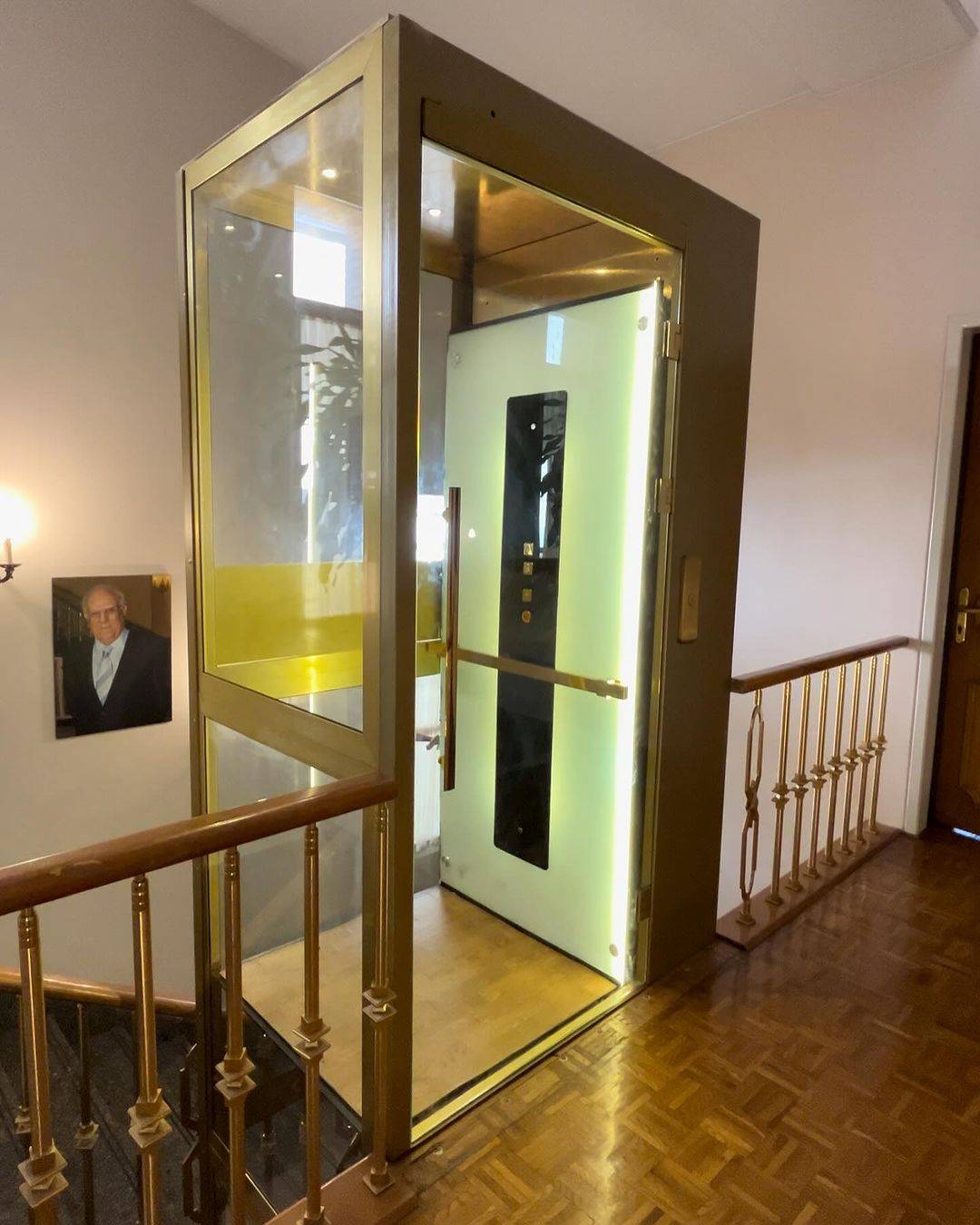 چرا نیازی به نصب آینه در آسانسور خانگی پله نورد نیست؟